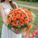 Маленькое фото 1: Букет из 35 оранжевых роз с гипсофилой в корзине, Россия