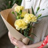 Маленькое фото 1: Букет из 3 желтых кустовых гвоздик в крафте с зеленью. Сорт Диантус, Голландия