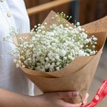 Маленькое фото 1: Букет из 5 белых гипсофил в крафте