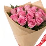 Маленькое фото 3: Букет из 15 розовых роз в крафте