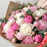 Маленькое фото 2: Букет из 50 микс ярко-розовые и белые пионы с эвкалиптом в крафте