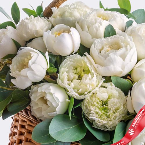 Фото 3: Корзина 20 белых пионов с эвкалиптом