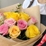 Маленькое фото 3: Букет девочке из 5 розовых и 6 желтых роз в крафте