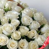 Маленькое фото 3: Букет из 51 белой розы в корзине, 50 см, Россия