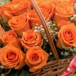 Маленькое фото 3: Букет из 39 оранжевых роз с гипсофилой в корзине, Россия