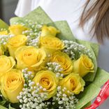Маленькое фото 3: Букет из 13 желтых роз и гипсофил с зеленой пленке