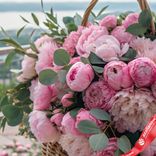 Маленькое фото 2: Букет из 50 розовых пионов с эвкалиптом в корзине