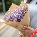 Маленькое фото 1: Букет из 5 сиреневых гипсофил в крафте