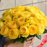 Маленькое фото 3: Букет из 25 желтых пионовидных роз с желтой лентой