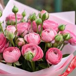Маленькое фото 3: Букет на 14 Февраля из 7 розовых кустовых пионовидных роз в розовой упаковке