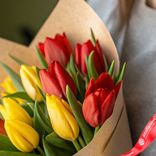 Маленькое фото 3: Букет из 10 красных и желтых тюльпанов в крафте, Россия