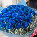 Маленькое фото 2: Букет из 35 синих роз с гипсофилой в пленке, 50 см, Россия