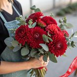 Маленькое фото 1: Композиция из 9 хризантем насыщенно-алого оттенка с эвкалиптом «Роскошь»