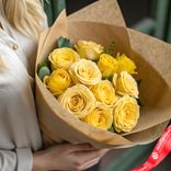 Маленькое фото 1: Букет из 11 желтых пионовидных роз в крафте