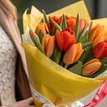Маленькое фото 2: Букет из 7 оранжевых и 6 красных тюльпанов в желтой пленке «Феникс»
