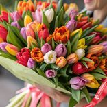 Маленькое фото 2: Букет из 400 разноцветных тюльпанов микс с лентами, Россия