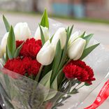 Маленькое фото 3: Букет из 8 белых тюльпанов и 7 красных гвоздик в пленке с лентой