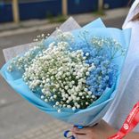 Маленькое фото 1: Букет из 3 белых и 2 голубых гипсофил в голубой пленке