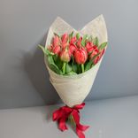 Фото флориста 4: Букет из 15 красных тюльпанов в розовой бумаге