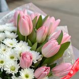 Маленькое фото 3: Букет из 5 белых кустовых хризантем и 10 розовых тюльпанов в пленке