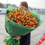 Маленькое фото 1: Букет из 400 оранжевых тюльпанов в зеленой бумаге