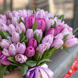 Маленькое фото 3: Букет из 101 весеннего сиренево-розового тюльпана