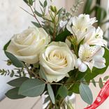 Маленькое фото 4: Букет из белых роз и альстромерий «Альпийский луг»