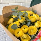 Маленькое фото 2: Букет из 21 желтого ранункулюса с эвкалиптом в крафте