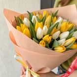 Маленькое фото 2: Букет из 26 желтых и 25 белых тюльпанов в персиковой упаковке