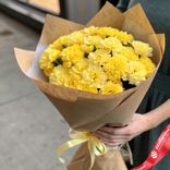 Маленькое фото 1: Букет из 35 желтых гвоздик в крафте с лентой, Голландия