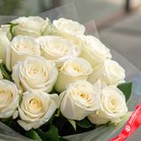 Маленькое фото 3: Букет из 15 белых роз «Мондиаль» в пленке, 50см, Эквадор