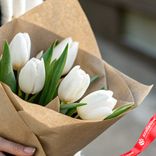 Маленькое фото 3: Букет из 5 белых тюльпанов в крафте