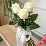 Маленькое фото 3: Букет из 3 белых роз 50 см с лентой Эквадор