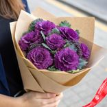 Маленькое фото 1: Букет из 7 фиолетовых брассик в крафте