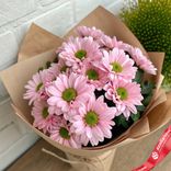 Маленькое фото 1: Букет из 9 кустовых розовых хризантем в крафте, Ромашка, Голландия
