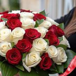 Маленькое фото 3: Букет из белых и красных роз «Гера»