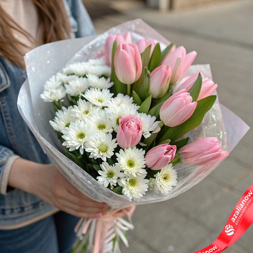 Букет из 5 белых кустовых хризантем и 10 розовых тюльпанов в пленке