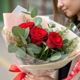 Маленькое фото 1: Букет из 3 красных роз с эвкалиптом, в цветной пленке с лентой, 50 см, Эквадор