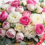 Маленькое фото 2: Корзина 101 белый и розовый пион с эвкалиптом