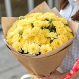 Маленькое фото 2: Букет из 55 желтых гвоздик в крафте с лентой, Голландия