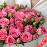 Маленькое фото 3: Букет из 15 кустовых розовых роз «Адель»