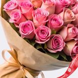 Маленькое фото 3: Букет из 31 розовой розы в крафте с лентой, 40 см, Россия