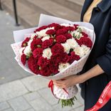 Маленькое фото 1: Букет из 50 бордовых и белых гвоздик в стильной упаковке