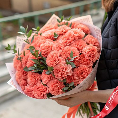 50 коралловых гвоздик с фисташкой, дизайнерская упаковка