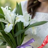 Маленькое фото 3: Букет из 7 белых ирисов с фиолетовой лентой
