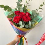 Маленькое фото 1: Букет из 5 красных роз с эвкалиптом, в цветной пленке с лентой, 40 см, Эквадор
