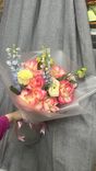 Фото флориста 3: Букет из роз, дельфиниума, лизиантусов «Муси-пуси»