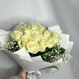 Фото флориста 5: Букет из 17 белых роз в белой бумаге