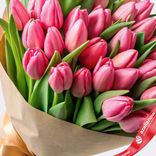 Маленькое фото 3: Букет из 33 розовых тюльпанов в крафте