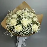 Фото флориста 5: Букет из 11 роз и гипсофил в крафте
